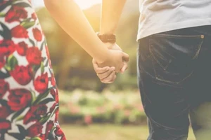 Nhiều người đàn ông đã kết hôn vẫn cần hai hoặc nhiều phụ nữ để cảm thấy... an toàn. (Ảnh: ITN).