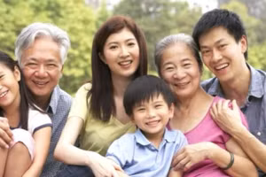 Ở nông thôn, giáo dục tự nhiên xảy ra hàng ngày, nhiều con vật không nuôi nhốt mà được thả quanh trẻ, do đó trẻ ở nông thôn có thể tự do phát triển bản năng của mình. (Ảnh: ITN).