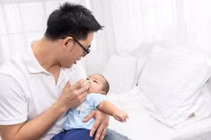 Sức khỏe đường ruột của người cha có thể ảnh hưởng đến nguy cơ mắc các rối loạn chuyển hóa, dị ứng hoặc rối loạn miễn dịch trong tương lai của em bé. (Ảnh: ITN)