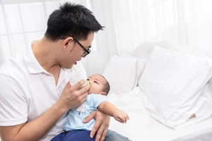 Sức khỏe đường ruột của người cha có thể ảnh hưởng đến nguy cơ mắc các rối loạn chuyển hóa, dị ứng hoặc rối loạn miễn dịch trong tương lai của em bé. (Ảnh: ITN)