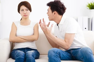 Nếu vợ chồng căng thẳng vì chuyện báo cáo khiến tình cảm bị ảnh hưởng, thì việc báo cáo chẳng còn ý nghĩa gì. (Ảnh: ITN)