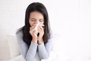 Cúm có một số biểu hiện khá giống cảm lạnh nên nhiều người nghĩ rằng đó là bệnh thông thường và coi nhẹ nó. (Ảnh: ITN)