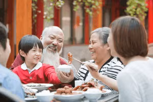 Ăn uống không đúng cách, có thể gây ra một loạt các vấn đề sức khỏe nghiêm trọng. (Ảnh: IT)