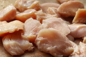 Thành phần dinh dưỡng trong ức gà phân giải lượng mỡ máu và cholesterol quá cao, làm sạch mạch máu, làm cho tuần hoàn trong mạch máu trở nên trơn tru. (Ảnh: ITN).