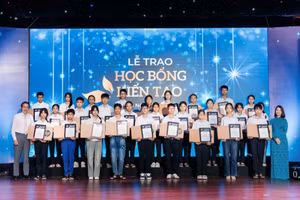 30 học sinh lớp 9, 10 có hoàn cảnh khó khăn và học giỏi đã xuất sắc nhận Học bổng kiến tạo 2025 của Vinschool. Ảnh: Vinschool