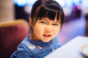 Nếu cha mẹ không chú ý hơn đến những chi tiết trong cuộc sống hàng ngày, họ sẽ vô tình làm hư con mình. (Ảnh: ITN).