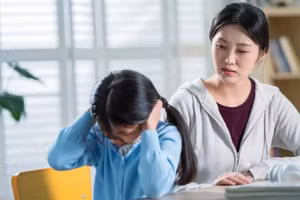 Bố mẹ thường đặt ra nhiều yêu cầu đối với con, mong con đạt được những tiêu chuẩn của họ. (Ảnh: ITN).