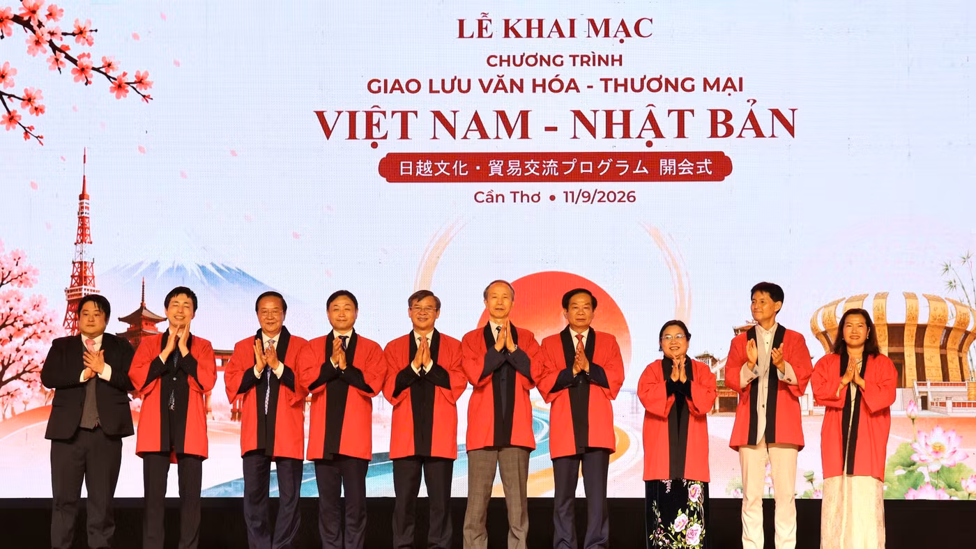 Lãnh đạo TP Cần Thơ cùng các đại biểu đến từ Nhật Bản trong Lễ khai mạc Chương trình Giao lưu Văn hóa - Thương mại Việt Nam - Nhật Bản năm 2026.