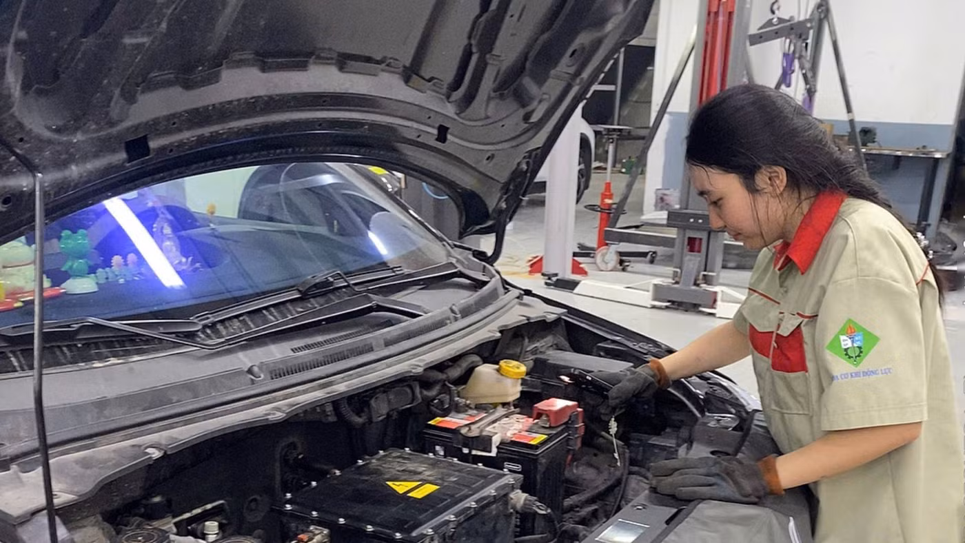 Càng học, nữ sinh viên Đoàn Ngọc Linh càng yêu ngành Kỹ thuật ô tô điện.