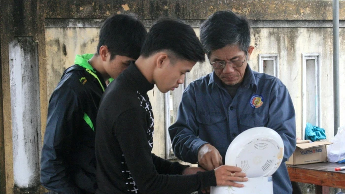 Thầy Phạm Bá Dũng trong hoạt động cộng đồng giúp đỡ người dân năm 2018 ở ngoại tỉnh, vừa sửa chữa đồ điện tử, vừa truyền nghề, vừa truyền thụ đạo đức cho sinh viên.