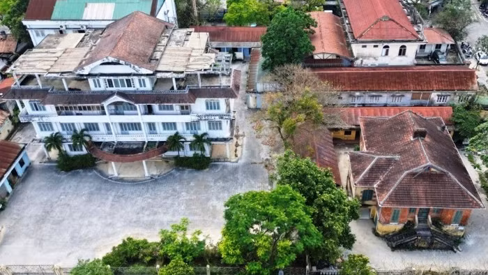 Các khu “đất vàng” trên đường Lê Lợi từng là cơ sở nhà, đất công dôi dư bỏ hoang nhiều năm vừa được UBND TP Huế chấp thuận chủ trương đầu tư dự án Khách sạn cao cấp. (Ảnh: L.H)