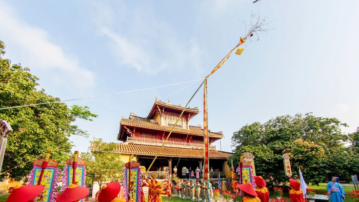 Nghi lễ hạ tiêu sáng 23/2 (mùng 7 Tết) tại Đại Nội Huế.