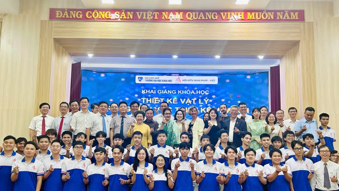 Khai giảng khóa học “Thiết kế vật lí trong lĩnh vực thiết kế vi mạch” tại Trường ĐH Khoa học Huế dưới sự giúp sức của Hội Hữu nghị Pháp - Việt.