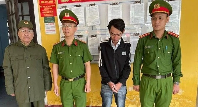 Nguyễn Ngọc Hậu (thứ 2 từ phải sang) lừa đảo hơn 372 triệu đồng qua "chiêu bài" bán vàng giá rẻ tại cơ quan công an.