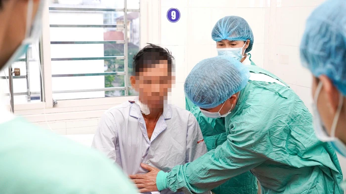 Các bác sĩ Bệnh viện Trung ương Huế kiểm tra sức khỏe bệnh nhân được cắt bỏ thận đa nang "khổng lồ" và ghép thận.