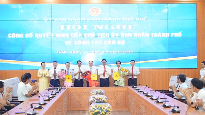 Công bố quyết định của Chủ tịch UBND TP Huế về công tác cán bộ ngày 1/4.