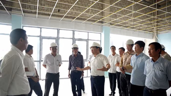 Ông Hoàng Hải Minh, Phó Chủ tịch Thường trực UBND TP Huế (giữa) chỉ đạo “nóng” tại công trình Dự án Quảng trường Văn hóa Thể thao thành phố.