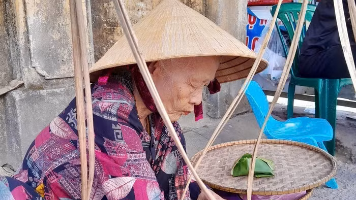 Mệ Gái cùng gánh bánh đúc mật gần 60 năm.