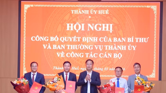 Thành ủy Huế trao quyết định điều động, bổ nhiệm các cán bộ chủ chốt năm 2026.
