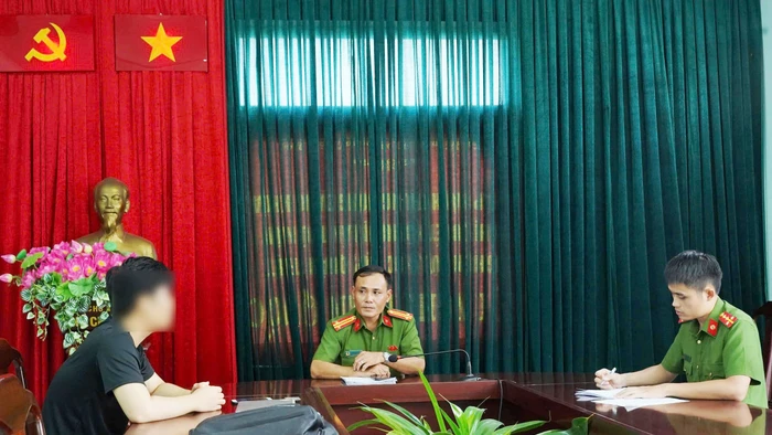 Công an phường Phú Xuân, TP Huế làm việc với sinh viên Nguyễn Văn H. (áo đen) về việc bị nhóm đối tượng lạ mặt lừa gần nửa tỷ đồng. (Ảnh: CACC)