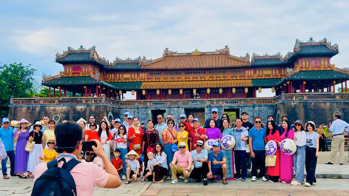 Đông đảo du khách trải nghiệm các địa điểm đẹp tại cố đô Huế dịp lễ 30/4-1/5.