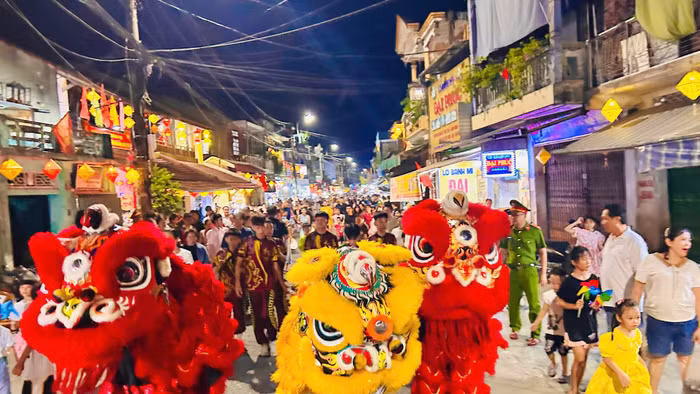 Múa lân mở màn cho lễ hội tại phố cổ Bao Vinh, phường Hóa Châu, TP Huế.