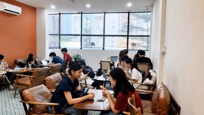 Nhiều quán cà phê tại TP Huế trở thành địa điểm học tập quen thuộc của người trẻ vào buổi trưa, chiều khi thời tiết oi bức.