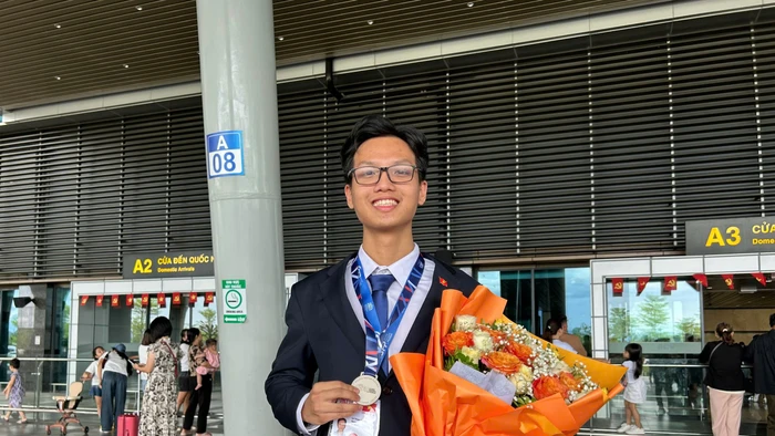 Trần Lê Thiện Nhân, lớp 12 chuyên Lí, Trường THPT chuyên Quốc Học - Huế và tấm Huy chương Bạc Olympic Vật lí Quốc tế năm 2025.