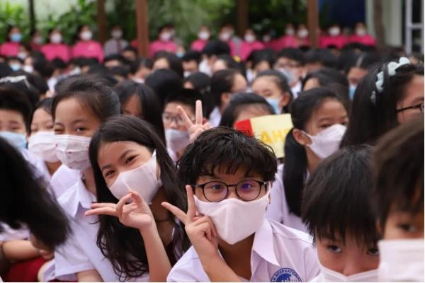 Với ánh mắt bỡ ngỡ pha lẫn nụ cười hồn nhiên, các em học sinh đang háo hức khám phá những điều thú vị chờ đón phía trước.