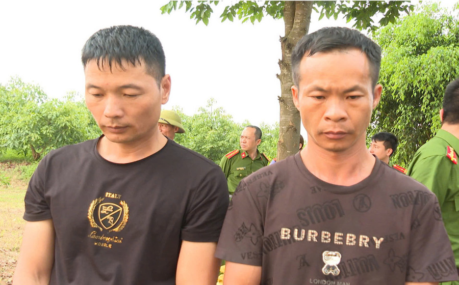 Hai người đàn ông Trung Quốc bị tạm giữ hình sự. 1c806e93b76b05355c7a.jpg