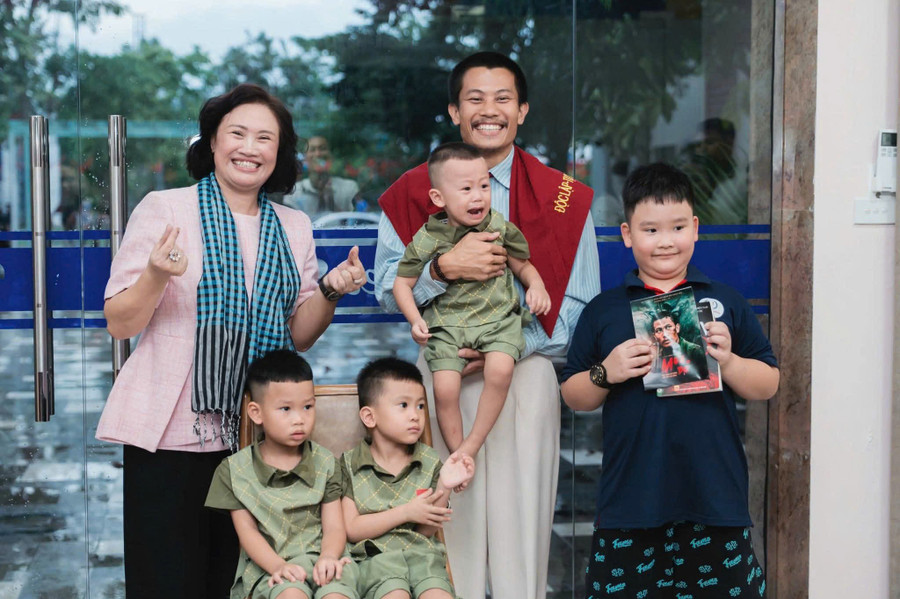 "Anh Tạ" giao lưu với học sinh nhí. 2281585310693506255.jpg