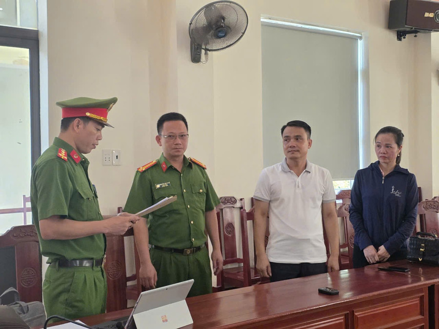Cảnh sát đọc lệnh khởi tố bị can đối với Vũ Ngọc Liêm và Ngô Thị Tuyết. 