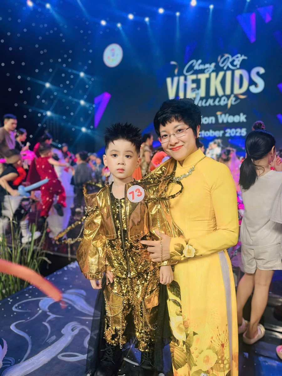 MC Thảo Vân chụp ảnh lưu niệm cùng "siêu mẫu" nhí. z7131026095307-99543b0b97fe9139b48ba984773024ef.jpg