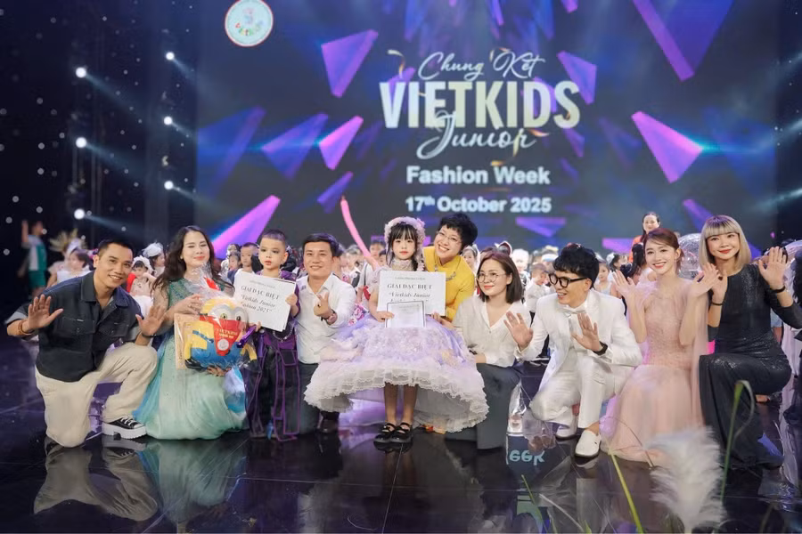 Ban Giám khảo chụp ảnh lưu niệm cùng "siêu mẫu" nhí giành giải đặc biệt.