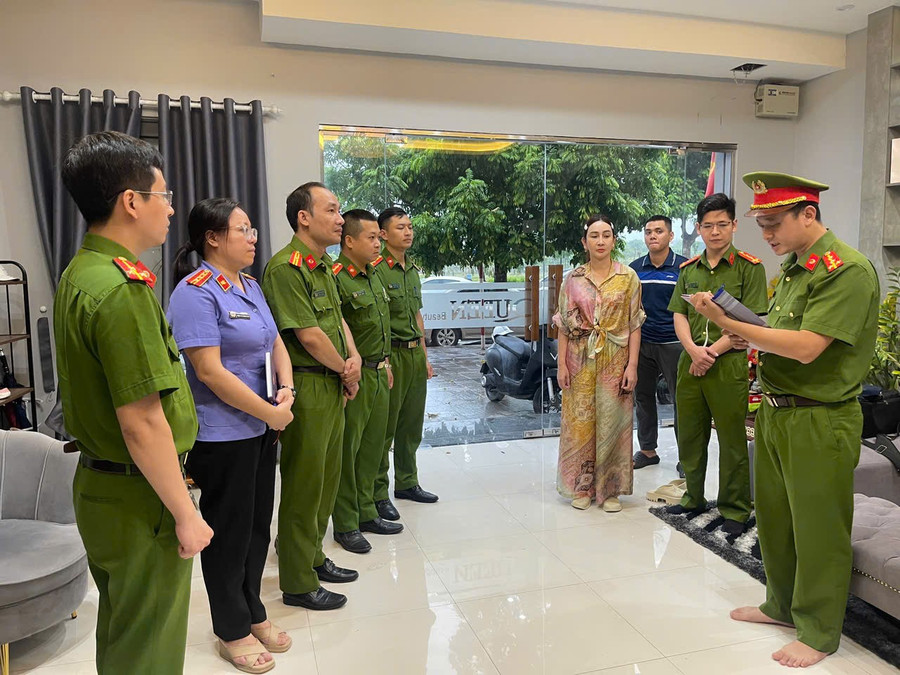 Cảnh sát đọc Lệnh khởi tố đối với Phạm Thị Hương Giang, vợ trùm giang hồ Vi "ngộ".