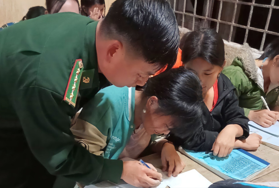 Bà con đến lớp vừa xoá mù chữ vừa xoá mù công nghệ. anh-man-hinh-2025-10-28-luc-093640.png