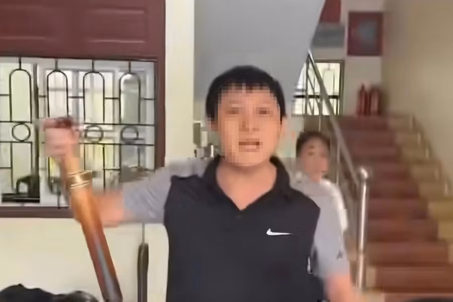 Ông Dương Văn H. xưng hô "mày - tao" với dân. (Ảnh cắt từ clip)