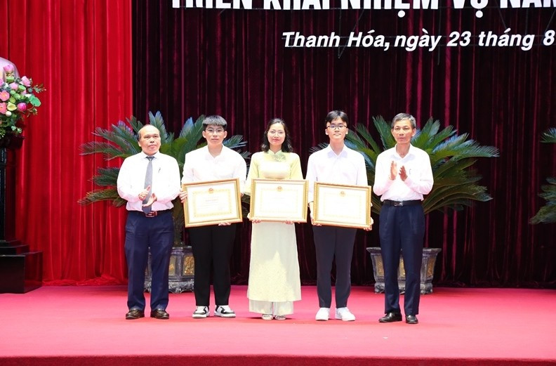 Lãnh đạo UBND tỉnh và Sở GD&ĐT trao bằng khen của Chủ tịch UBND tỉnh cho học sinh và giáo viên có thành tích. ban-sao-img-1949.jpg