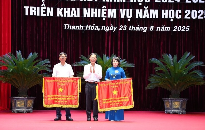 Hai tập thể được nhận Cờ thi đua của Chính phủ. ban-sao-img-1925.jpg