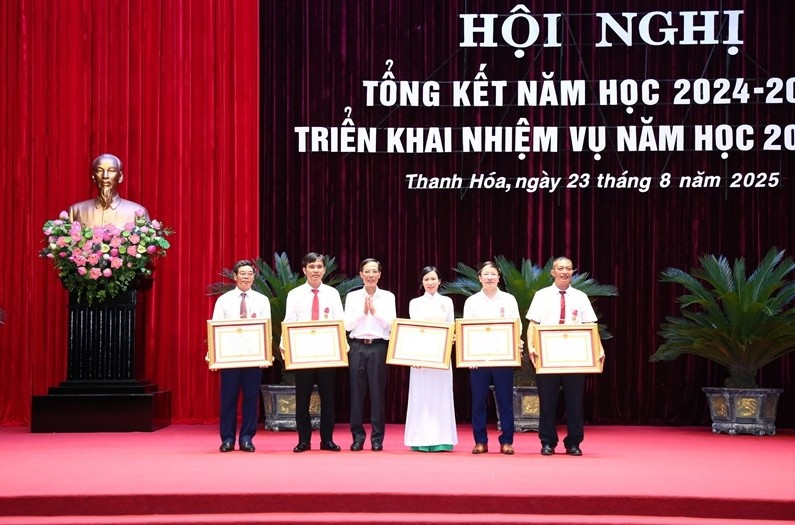 Thừa uỷ quyền, Phó Chủ tịch UBND tỉnh Đầu Thanh Tùng trao Huân chương Lao động Hạng 3 cho 5 cá nhân. ban-sao-img-1913.jpg