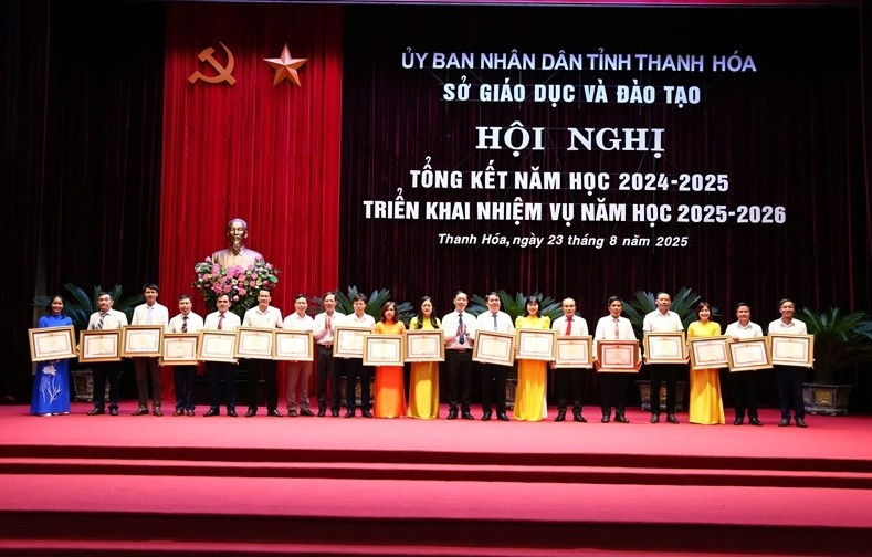 Các cá nhân có thành tích đóng góp cho ngành giáo dục được nhận Bằng khen của Thủ tướng Chính phủ. ban-sao-img-1935.jpg