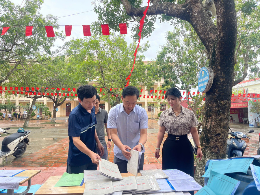 Ông Tạ Hồng Lựu, Quyền Giám đốc Sở Giáo dục và Đào tạo Thanh Hóa đã dẫn đoàn tổ chức kiểm tra công tác khắc phục hậu quả mưa bão tại một số cơ sở giáo dục trên địa bàn. z7065815521635-b745cd81bf7c5d2e81f3de6c2116ff75.jpg