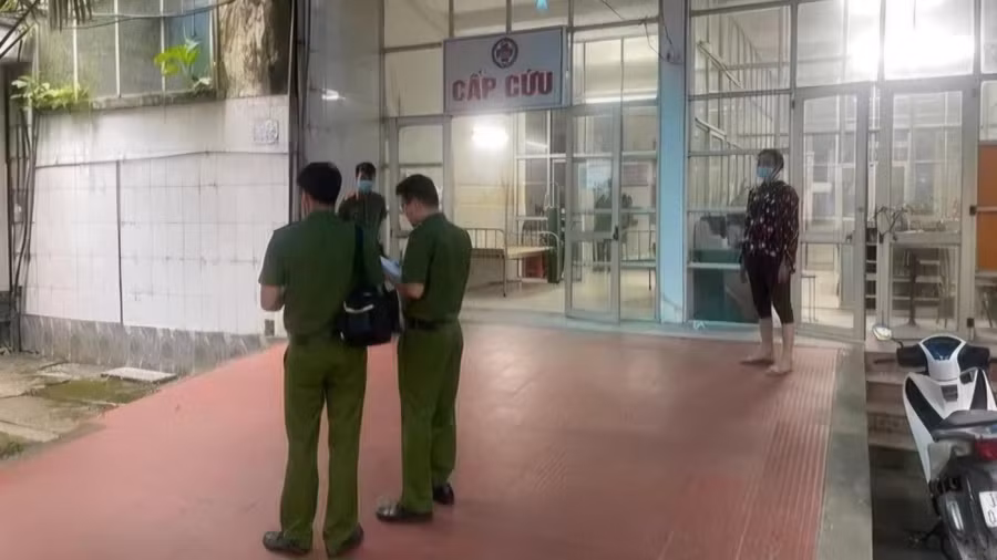 Lực lượng chức năng vào cuộc điều tra nguyên nhân vụ mẹ con sản phụ tử vong tại Bệnh viện Đa khoa Vĩnh Lộc.