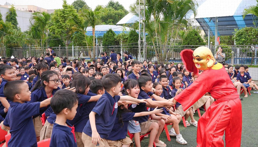 Cũng tại chương trình này, học sinh được tham gia trò chơi dân gian, xem múa lân, ảo thuật, biểu diễn văn nghệ và nhận quà từ Ban tổ chức. 557844182-1244483387695056-8720475656806677634-n.jpg