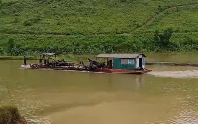 Nhiều ngày trong tháng 5/2025, doanh nghiệp tư nhân Hùng Hai cho tàu hoạt động trở lại và gặp sự phản đối của người dân. (ảnh cắt từ Video do người dân cung cấp) z66466345112850c6ae9b6d5c366cf1e8e9073d5c414b5-17484931107961110319033.jpg