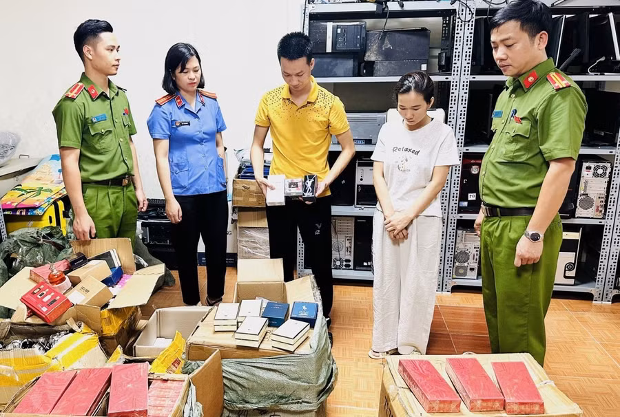Tang vật là các loại nước hoa giả mạo các thương hiệu nổi tiếng thế giới được công an thu giữ.