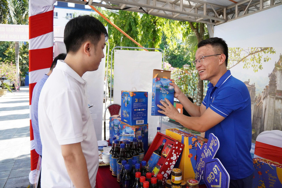 Đại biểu, du khách tham quan gian hàng trưng bày sản phẩm du lịch. 2b4522a140f2c8ac91e3.jpg