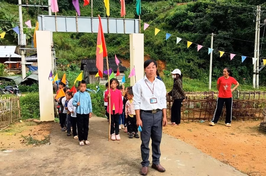 Tại một số huyện miền núi như Quan Sơn, Quan Hóa, Mường Lát, đêm qua trời mưa lớn khiến cho những cung đường đến trường hôm nay khá khó khăn. Thế nhưng học sinh vẫn rất háo hức vượt qua những cung đường lầy lội để có mặt trong ngày tựu trường.