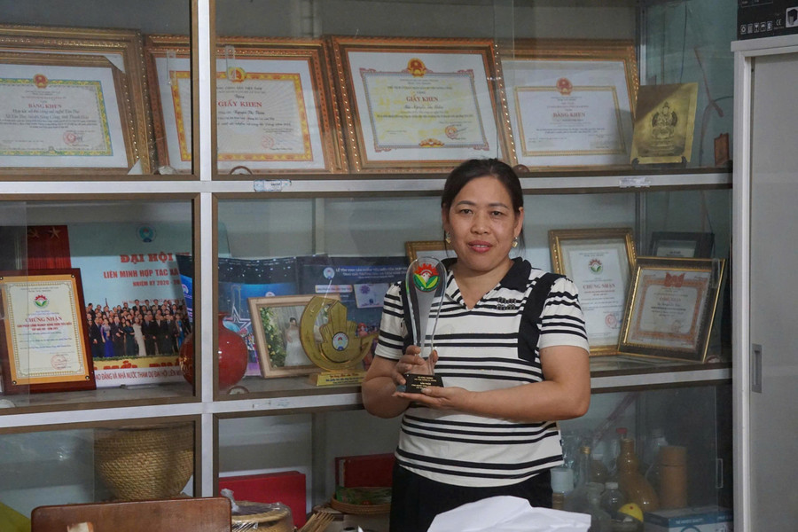 Chị Nguyễn Thị Thắm, Giám đốc Hợp tác xã Tân Thọ là người làm sống dậy làng nghề thủ công mỹ nghệ ở xã Trung Chính. img-20250724-113130.jpg
