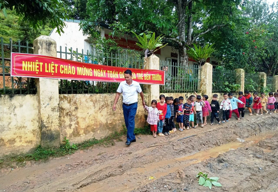 Thầy giáo đón học sinh lớp 1 ở điểm trường Sài Khao – Trường Tiểu học Tây Tiến (Mường Lát, Thanh Hóa).